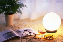 六(liù)點(diǎn)半喚醒燈(dēng) 最(zuì)懂你的(de)台燈(dēng)—國(guó)內(nèi)首款卧室互聯